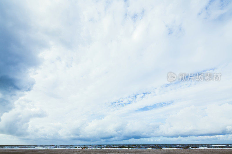 在丹麦/欧洲的北海，暴风雨和泡沫的海浪